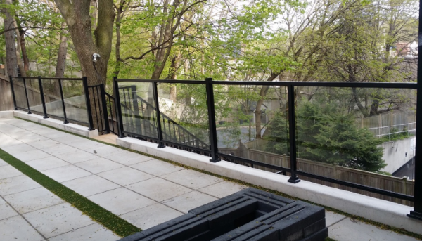 Pagar dengan jendela kaca berbingkai logam